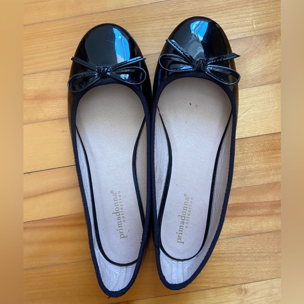 Black ballerina flats